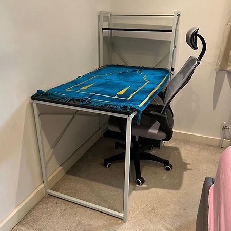 London Holiday Home Newly Refurbished - Entire 4 Bedroom Private House With Kitchen, Living Room & Private Garden - 1 Cape House London, Within 30 Mins From Central London, London Bridge & Canary Wharf Екстер'єр фото