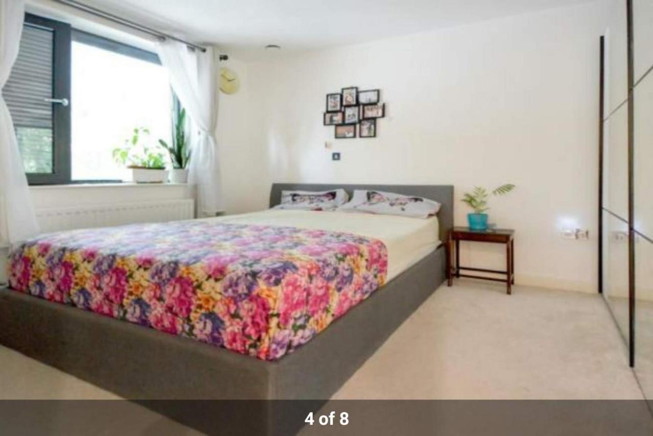 London Holiday Home Newly Refurbished - Entire 4 Bedroom Private House With Kitchen, Living Room & Private Garden - 1 Cape House London, Within 30 Mins From Central London, London Bridge & Canary Wharf Екстер'єр фото
