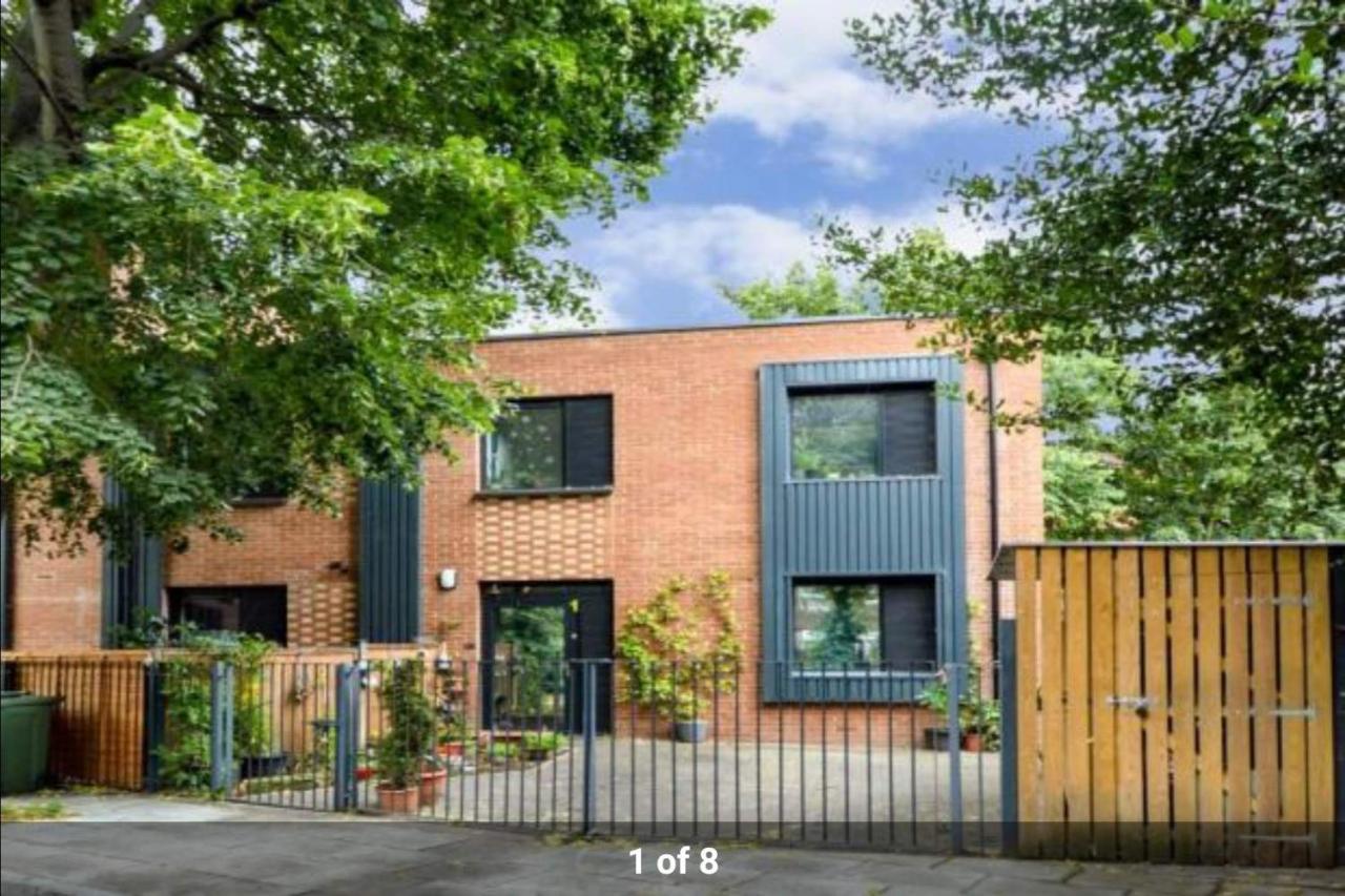 London Holiday Home Newly Refurbished - Entire 4 Bedroom Private House With Kitchen, Living Room & Private Garden - 1 Cape House London, Within 30 Mins From Central London, London Bridge & Canary Wharf Екстер'єр фото