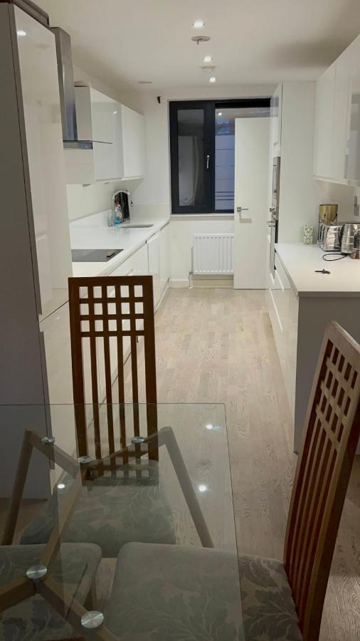 London Holiday Home Newly Refurbished - Entire 4 Bedroom Private House With Kitchen, Living Room & Private Garden - 1 Cape House London, Within 30 Mins From Central London, London Bridge & Canary Wharf Екстер'єр фото