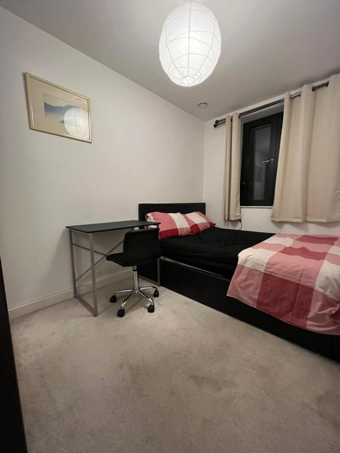 London Holiday Home Newly Refurbished - Entire 4 Bedroom Private House With Kitchen, Living Room & Private Garden - 1 Cape House London, Within 30 Mins From Central London, London Bridge & Canary Wharf Екстер'єр фото