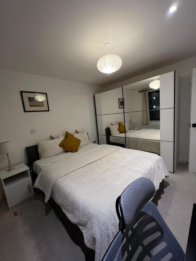 London Holiday Home Newly Refurbished - Entire 4 Bedroom Private House With Kitchen, Living Room & Private Garden - 1 Cape House London, Within 30 Mins From Central London, London Bridge & Canary Wharf Екстер'єр фото
