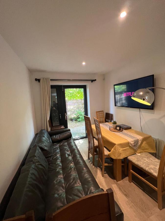 London Holiday Home Newly Refurbished - Entire 4 Bedroom Private House With Kitchen, Living Room & Private Garden - 1 Cape House London, Within 30 Mins From Central London, London Bridge & Canary Wharf Екстер'єр фото